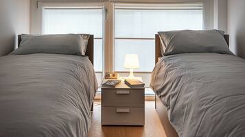 2 dormitorios, tabla de planchar con plancha, ropa de cama