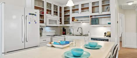 Kylskåp, mikrovågsugn, ugn och spishäll