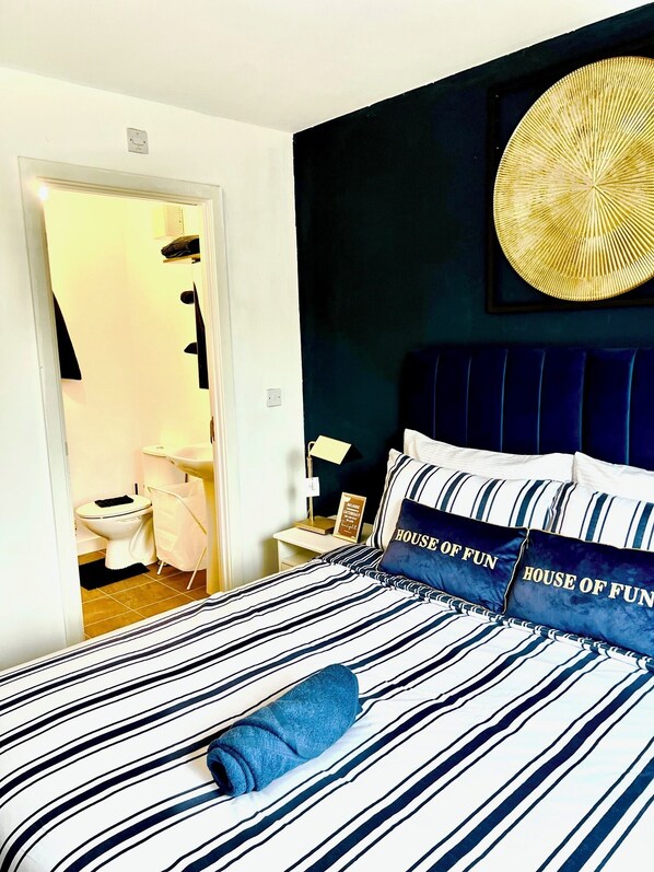 5 bedrooms, iron/ironing board, WiFi, bed sheets