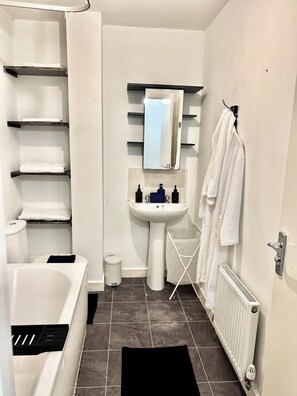 Dusche, Haartrockner, Handtücher, Seife