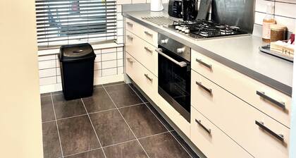 Kent Holiday Home | 5 Bedroom Luxe Home| Games & Free Parking| 2Mins To Crossing