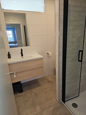 Haartrockner, Handtücher, Toilettenpapier