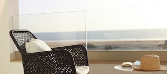 Comfortable seafront apartment with terrace