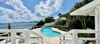 Waterfront,Private pool,Breathtaking Views,Great Location. Enjoy paradise!