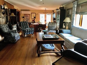 Smart TV, fireplace, printers - Charming 3-bedroom house in Saratoga Springs, minutes from race course. (Saratoga Springs)