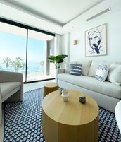 奢华公寓, 海景 | 起居区 | 42-英寸智能电视（配备数码频道）