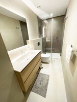 奢华公寓, 海景 | 浴室 | 淋浴设施、免费洗浴用品、吹风机、毛巾