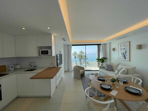 Refrigerador con freezer, microondas, horno, placa de cocina