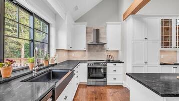 Réfrigérateur, micro-ondes, four, lave-vaisselle