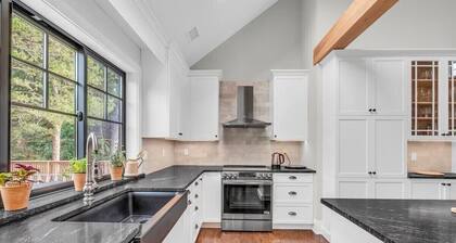 Mattituck Luxury Estate + Pool + 5 Bedrooms