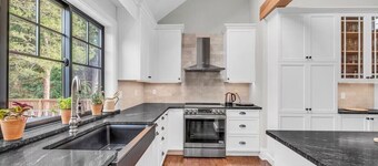 Mattituck Luxury Estate + Pool + 5 Bedrooms