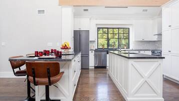 Réfrigérateur, micro-ondes, four, lave-vaisselle