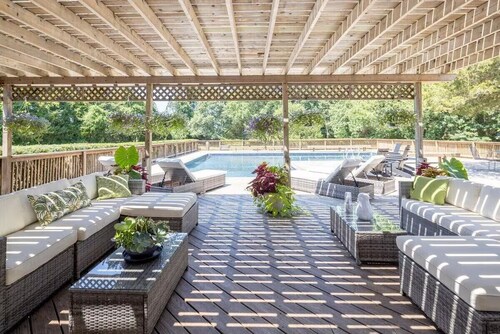 Mattituck Luxury Estate + Pool + 5 Bedrooms