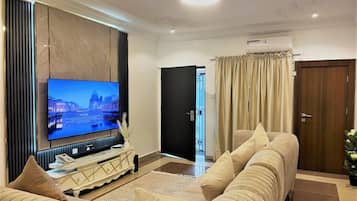 Departamento Deluxe, balcón, vista a la ciudad | Área de sala de estar