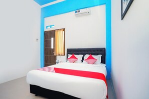 Laptop workspace, bed sheets - Hotel O Mojoanyar Near Terminal Bis Mojokerto (Mojokerto)