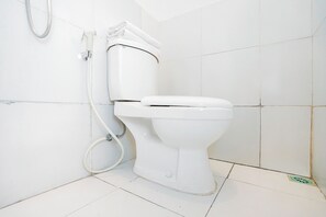 Shower, rainfall showerhead, towels - Hotel O Mojoanyar Near Terminal Bis Mojokerto (Mojokerto)