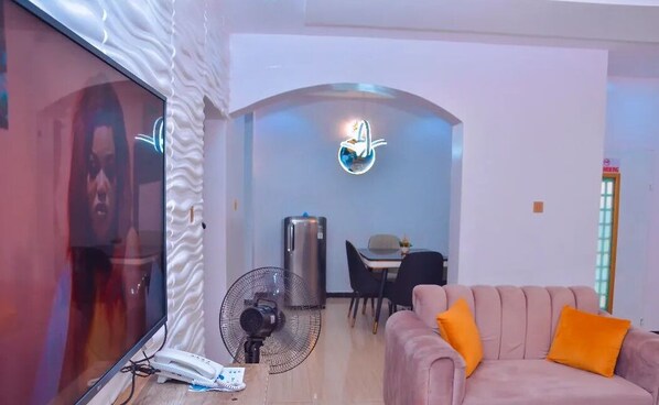 Familienapartment, Balkon, Stadtblick | Wohnbereich