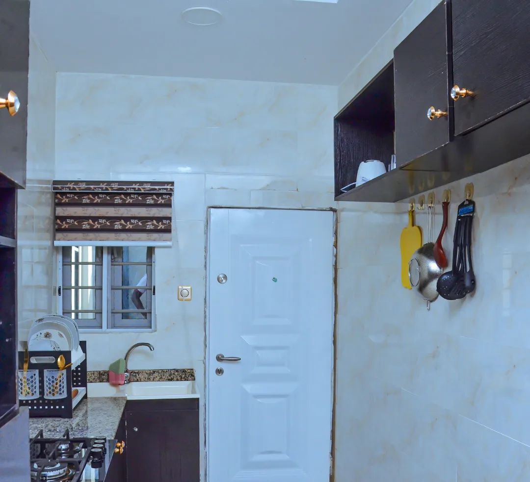 Departamento familiar, balcón, vista a la ciudad | Cocina privada | Refrigerador, microondas, horno y parrilla de estufa 