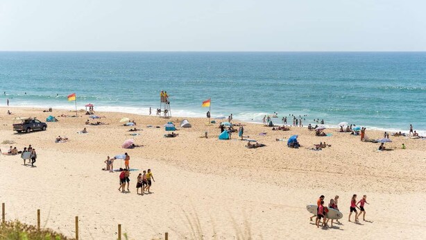 A beach with umbrellas, tents, and people. - ACCOMMODATION RESIDENCE CHIBERTA AND GOLF WITH SWIMMING POOL (Anglet)