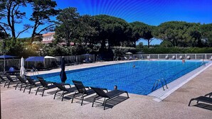 A swimming pool with lounge chairs and a fence. - ACCOMMODATION RESIDENCE CHIBERTA AND GOLF WITH SWIMMING POOL (Anglet)