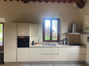 冷蔵庫、オーブン、食器洗い機、コーヒー / ティーメーカー