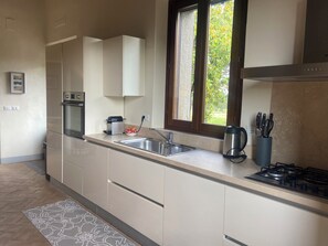 Frigorifero, forno, lavastoviglie, macchina per tè/caffè