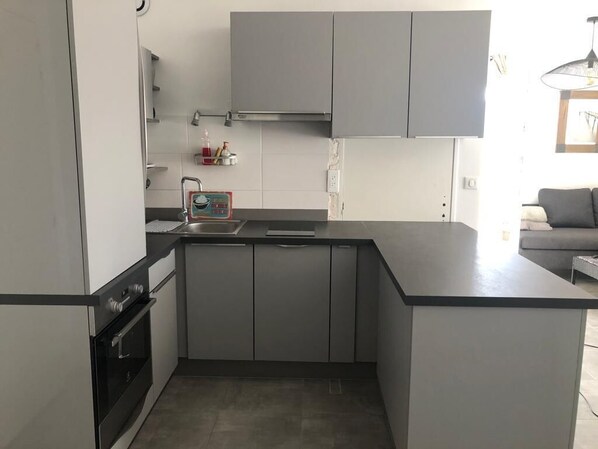 Fridge, microwave, oven, stovetop - SEASONAL RENTAL T3 DOWNTOWN STE MAXIME (Sainte-Maxime)