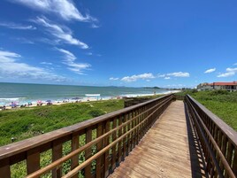 Apartamento premium, acesso à piscina, vista para a praia | Praia | Na praia, areia branca 