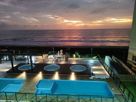 Apartamento premium, acesso à piscina, vista para a praia | Piscina | Piscina externa, espreguiçadeiras