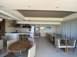 พรีเมียมอพาร์ทเมนท์, ใช้สระว่ายน้ำได้, วิวชายหาด | ร้านอาหาร