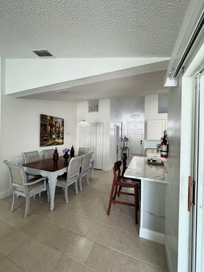 Dining - Spacious 4-bedroom house in serene Deltona with AC, WiFi (Deltona)