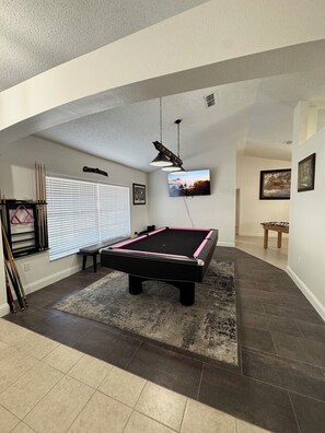 Game room - Spacious 4-bedroom house in serene Deltona with AC, WiFi (Deltona)