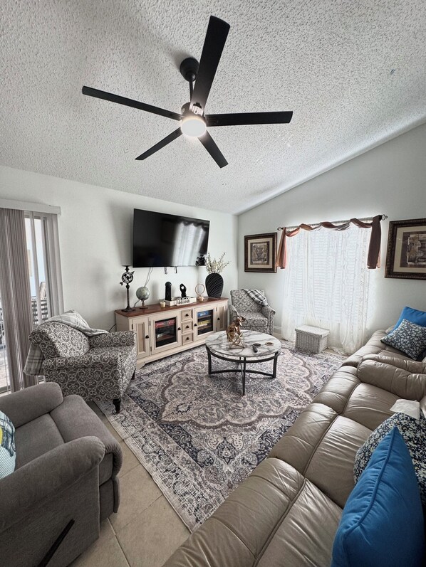 Smart TV, tavolo da calcetto, libri