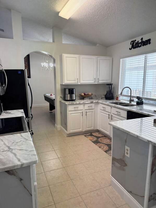 Fridge, microwave, oven, stovetop - Spacious 4-bedroom house in serene Deltona with AC, WiFi (Deltona)