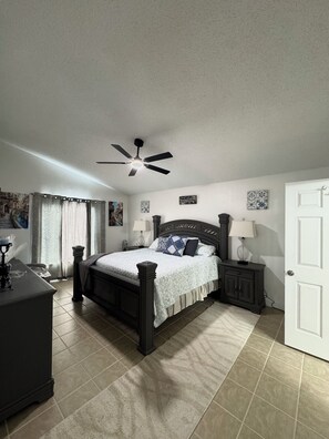 4 dormitorios, tabla de planchar con plancha, cuna de viaje