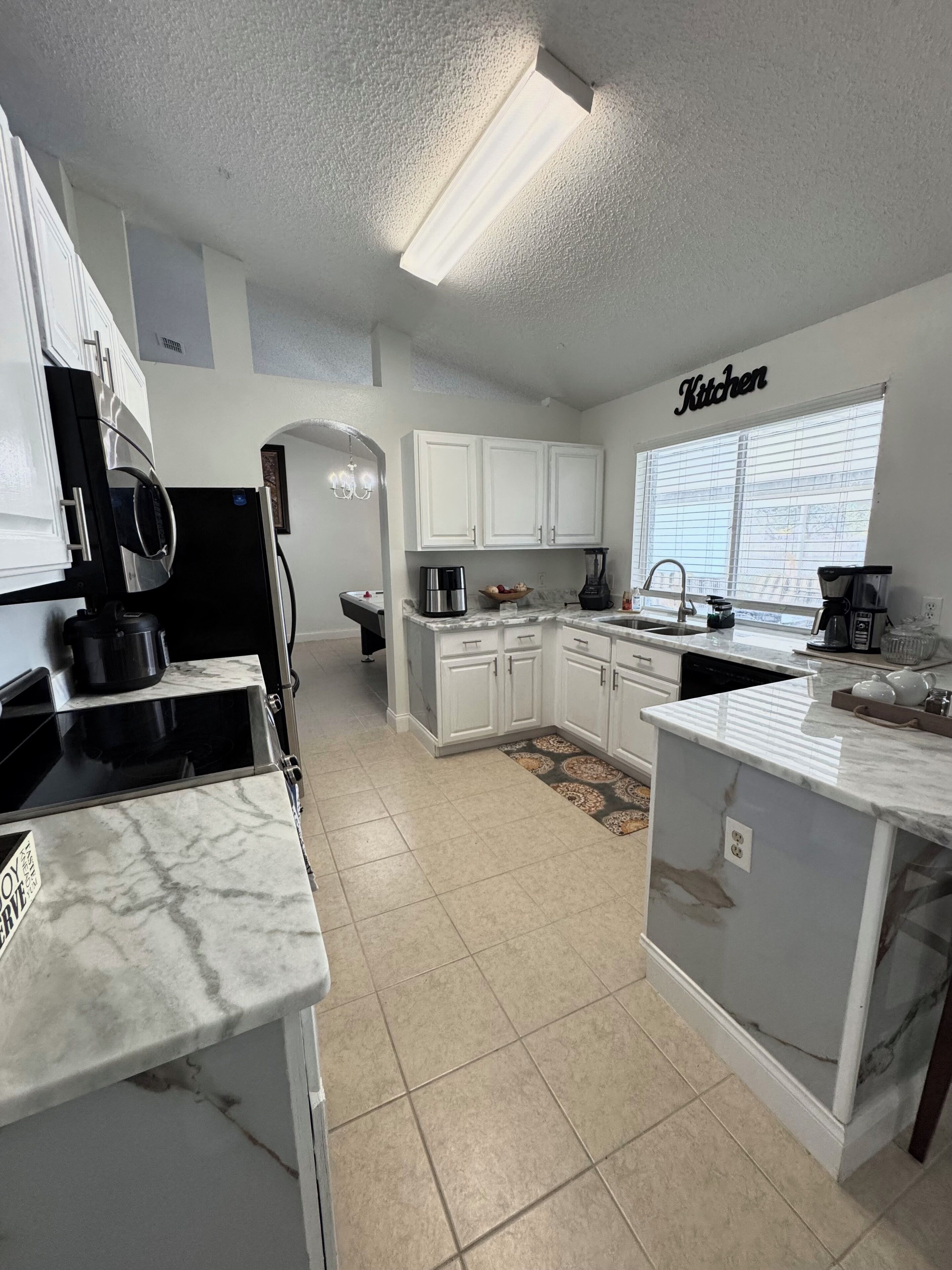 冷蔵庫、電子レンジ、オーブン、コンロ