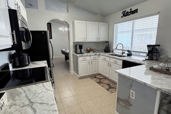 Jääkaappi, mikroaaltouuni, uuni, liesi