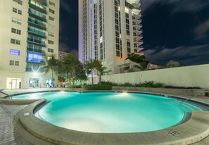 Utomhuspool och uppvärmd pool