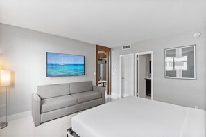 2 bedrooms, desk, iron/ironing board, WiFi - Ocean Front 2beds/2baths With Private Beach Access And Pool (Hollywood)