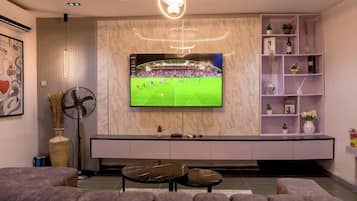 Apartamento económico, balcón, vistas a la ciudad | Zona de estar