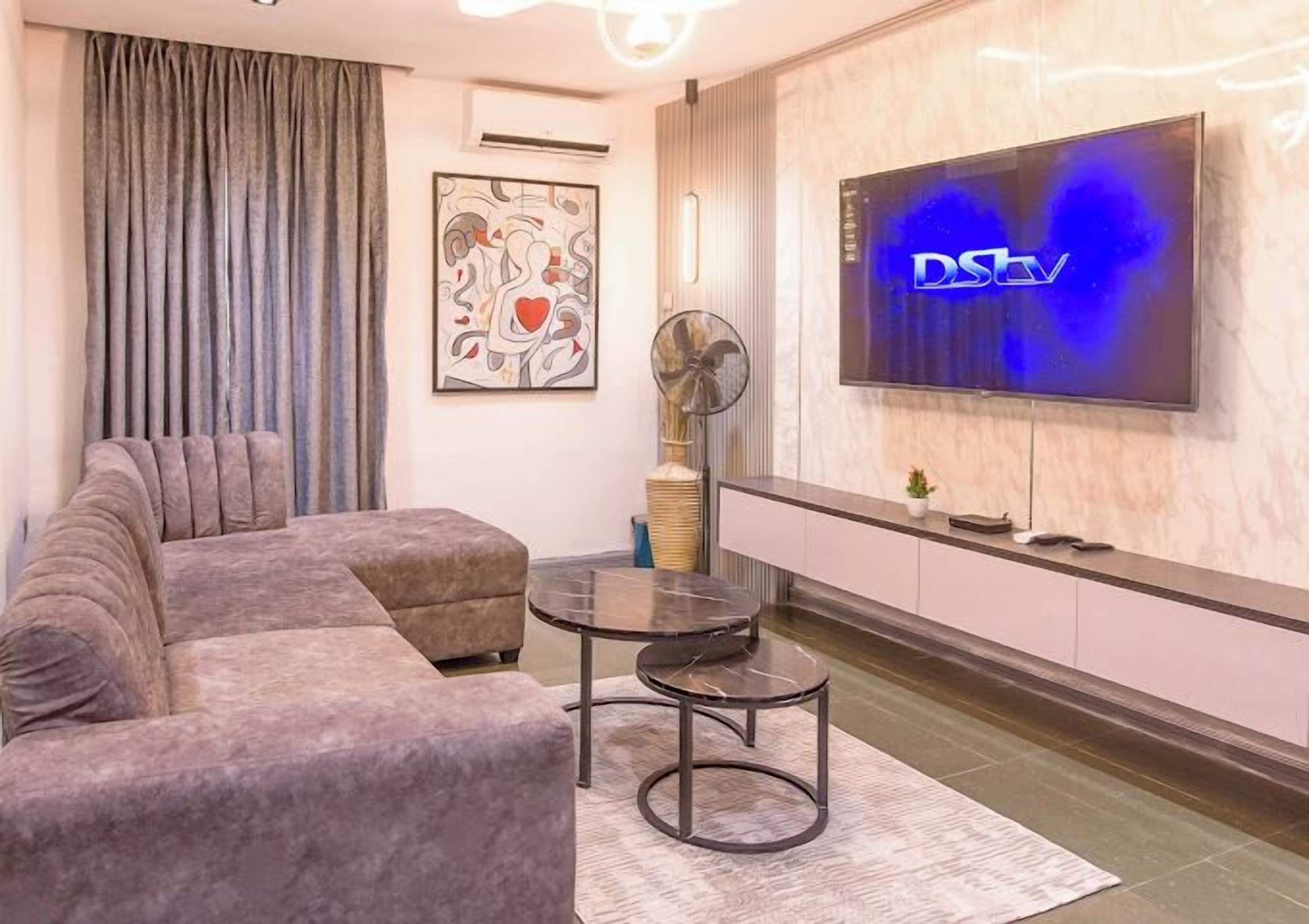 Departamento económico, balcón, vista a la ciudad | Área de sala de estar