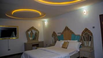 Apartamento económico, balcón, vistas a la ciudad | 1 dormitorio, escritorio, espacio para trabajar con un portátil