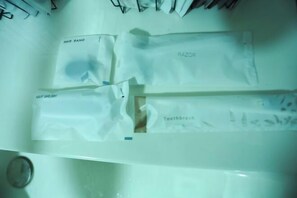 Bathroom amenities - Nagoya Apartment Oosu (Nagoya)