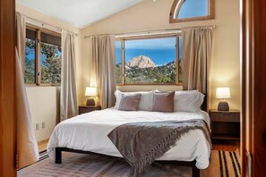 3 bedrooms, iron/ironing board, free WiFi, bed sheets - Cozy Mountain Cabin w/ Hot Tub & Game Room (Florissant)