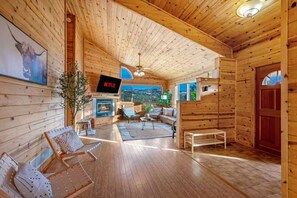 Smart TV, fireplace, video games, ping pong - Cozy Mountain Cabin w/ Hot Tub & Game Room (Florissant)