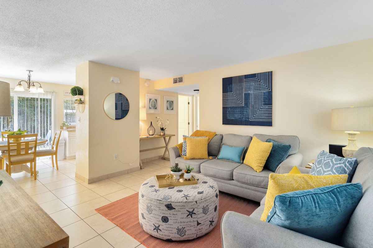 Ocean #6 | Living area | 50-inch Smart TV with cable channels, Netflix, Hulu