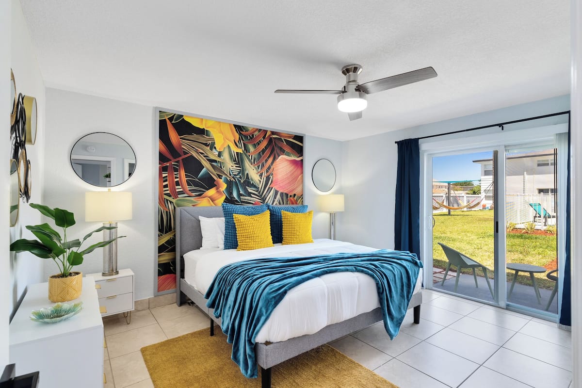 2 bedrooms, desk, laptop workspace, blackout drapes