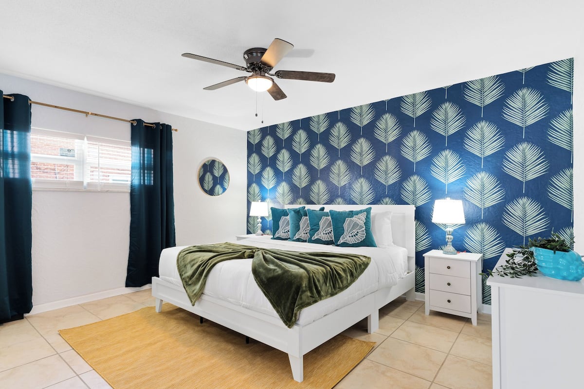 Ocean #17 | 2 bedrooms, desk, laptop workspace, blackout drapes