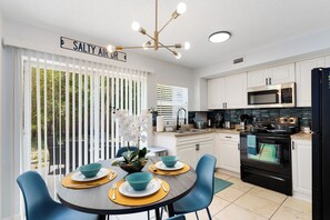 Ocean #5 | Private kitchen | Full-size fridge, microwave, oven, stovetop