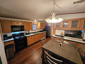 Fridge, microwave, oven, stovetop - 3-bedroom home, near SPI and SpaceX with Wi-Fi, full kitchen, washer/dryer (Indian Lake)